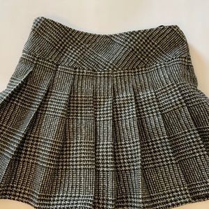 Pleated houndstooth skirt